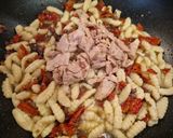 Foto del passaggio 3 della ricetta Cavatelli fatti in casa con tonno & Co