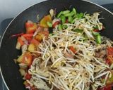 Foto langkah ke 3 dari resep Tumis pindang tongkol petai toge.