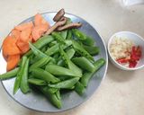 รูปขั้นตอนการทำที่ 1 ของ ถั่วหวานผัดเห็ดหอม