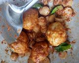 Foto langkah ke 5 dari resep Telur bulat dan sosis ayam balado.