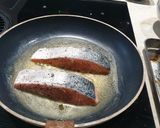 Foto langkah ke 4 dari resep Pan-fried Salmon sederhana, cepat, dan praktis.
