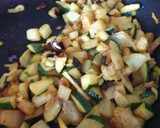 Foto del paso 2 de la receta: Timbal de verduras con patatas paja y huevo poche