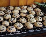 Foto langkah ke 8 dari resep Vanila Chochochip Cookies Favorit.