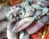 Foto langkah ke 2 dari resep Cumi basah kuah asam tomat.