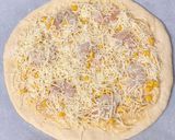 A picture of step 4 of Shrimp mayo pizza.
