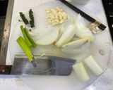 Hình bước làm 2 của món Thịt Ba Chỉ Hầm Tảo Biển Hàn Quốc