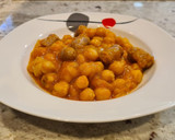 Foto del paso 4 de la receta: Garbanzos en salsa de piquillos y tomate con salchichas frescas