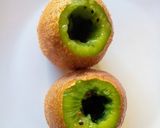 Foto del paso 2 de la receta: Kiwis rellenos con quesos, en salsa de kiwis