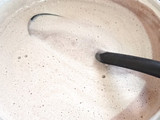 Crema de frijol y costra de quesillo con chapulines