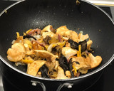 Foto del paso 3 de la receta: Revuelto de setas silvestres con bacon, cebolla y trufa 🍄🍄🍄