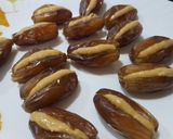 صورة لخطوة 1 من وصفة تمر محشي بزبدة الفول السوداني للمناسبات 🍫