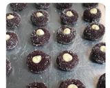 Foto langkah ke 4 dari resep Red Velvet Thumprint Cookies.