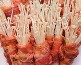 Hình bước làm 2 của món Bò cuộn nấm kim châm nướng BBQ