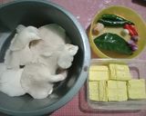 Foto langkah ke 1 dari resep Tumis Jamur Tiram Tahu Kuning.