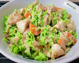 Foto del paso 7 de la receta: Arroz verde salteado con pollo y salsa de loto