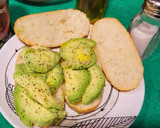 Foto del paso 3 de la receta: Desayuno con aguacate, queso de oveja y frutos secos