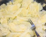 A picture of step 2 of Crispy potato chips🍽🥔.