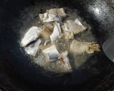 Foto langkah ke 1 dari resep 18. Ikan Asin Masak Asam Pedas.