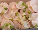 Foto del paso 5 de la receta: Está es una ensalada deliciosa, elaborada con productos de temporada como los rábanos y las habas