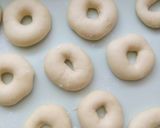 Foto langkah ke 6 dari resep Donat maizena.