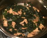 รูปขั้นตอนการทำที่ 2 ของ ไก่ผัดสาหร่ายวากาเมะ(ใส่ไข่)