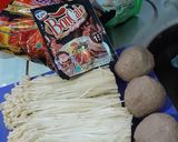 Foto langkah ke 1 dari resep Creamy Ramen Enoki (3 bahan saja).