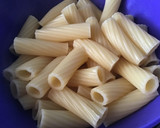 Foto del paso 2 de la receta: Tortiglioni con chipirones en salsa de tomate al vino blanco