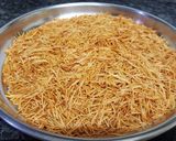 A picture of step 2 of Vermicelli and fried idli.