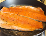 Foto del paso 1 de la receta: Trucha asalmonada con salsa de lima