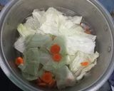 Foto langkah ke 4 dari resep Sayur bening: Wortel, Kol, Sawi Putih.