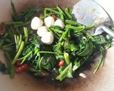 Foto langkah ke 3 dari resep Tumis kangkung telur puyuh saus tiram.