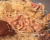 A picture of step 4 of Stir-Fried Pork with Enoki Mushrooms.