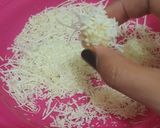 Foto langkah ke 4 dari resep Thumbprint Crunchy Stroberry Cookies.