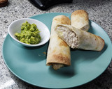 Foto del paso 6 de la receta: Burritos de pollo desmechado con crema de queso, mostaza y guacamole exprés