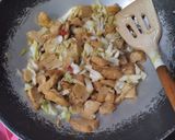 Foto langkah ke 3 dari resep Oseng Kol Tahu Baso Saus Tiram.