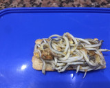 Foto del paso 2 de la receta: Tosta de gulas revuelta con pollo a la cajún y huevo