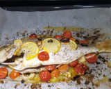 Foto del paso 3 de la receta: Rustidera de pescado light, con lechola (pez limón), tomate cherry y trufa