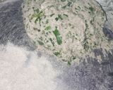 आलू बथुए का पराठा(aloo bathua paratha recipe in hindi) रेसिपी चरण 2 फोटो