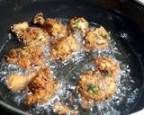 झटपट रवा पकोडा (jhatpat rava dhokla recipe in marathi) रेसिपी स्टेप 2 फोटो 