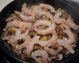Foto del paso 7 de la receta: Rehogado de gambas con setas