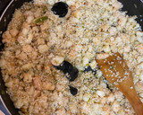 Foto del paso 4 de la receta: Arroz negro con choco y langostinos