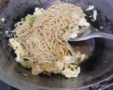 Foto langkah ke 6 dari resep Mie Instan Kuah Nyemek.