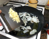 Foto del paso 3 de la receta: Espaguetis de calabacín con sepia chirla y gambón
