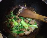 Foto langkah ke 3 dari resep Daging Sapi Tumis Pokcoy.
