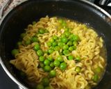 A picture of step 3 of Peas Maggi.