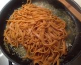 Foto del passaggio 5 della ricetta Tagliatelle al peperoncino, con canocchie, bacca di vaniglia e zenzero