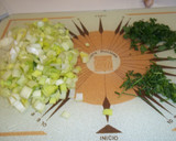 Foto del paso 1 de la receta: Flanes de puerro con salsa pimientos del piquillo