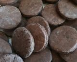 Foto del paso 5 de la receta: Alfajorcitos tiernos de chocolate sin horno "en essen"