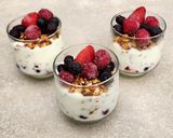 Foto del paso 6 de la receta: 🍋🍓🫐Parfait de yogur al limón con granola y frutos rojos 🫐🍓🍋