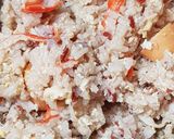 รูปขั้นตอนการทำที่ 3 ของ ข้าว(กล้อง)ผัดไข่ไส้กรอกหมูหยองปูอัด [สูตรกระทะไฟฟ้า]